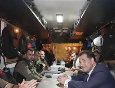Έξω από το Πολυτεχνείο με τους άνδρες των ΜΑΤ ο Άδωνις Γεωργιάδης (φωτο)